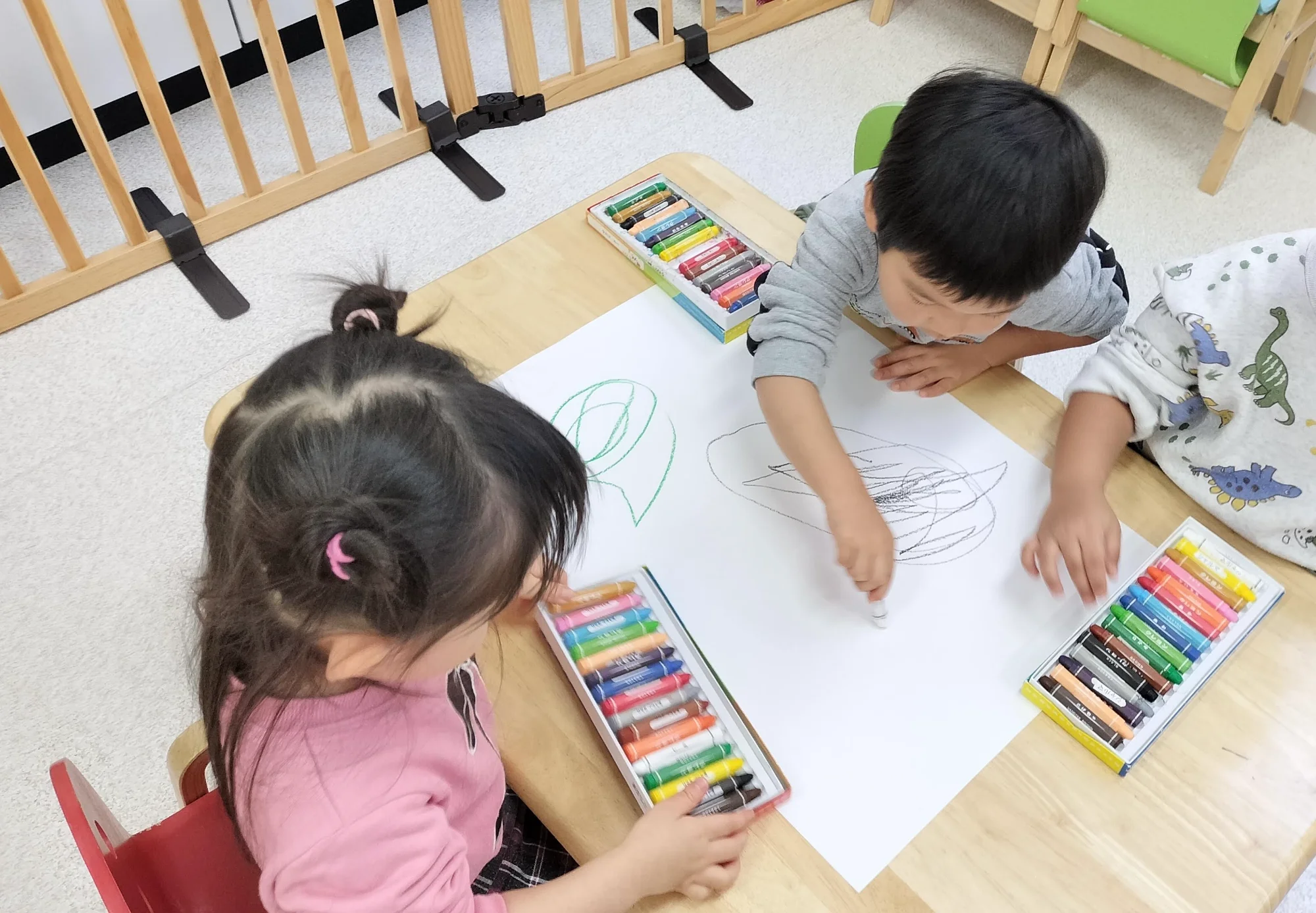 保育の様子（お絵かき）
